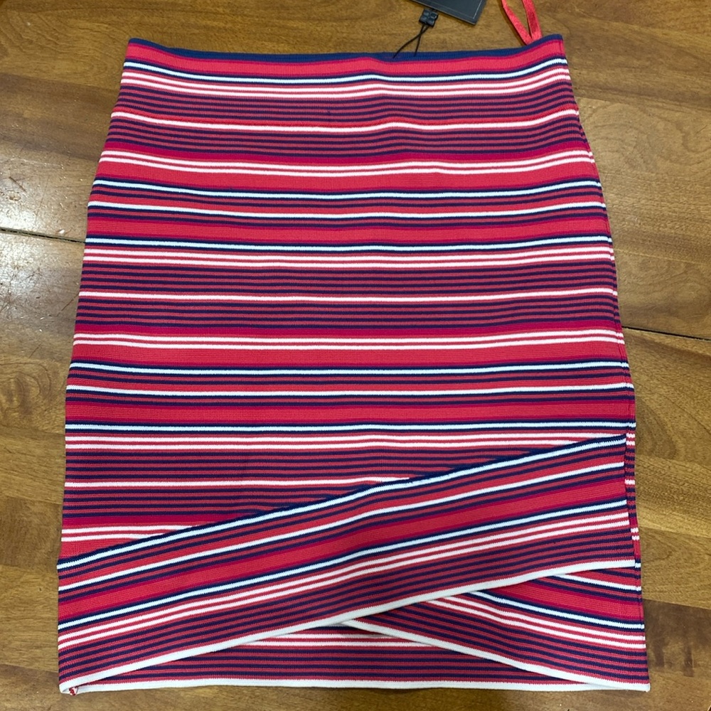 NWT.  BCBG Maxazria, women’s size S, skirt.